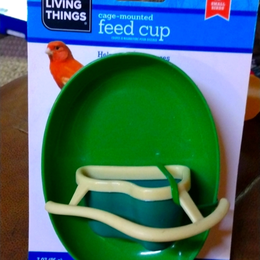 Cage mounted Feed cup